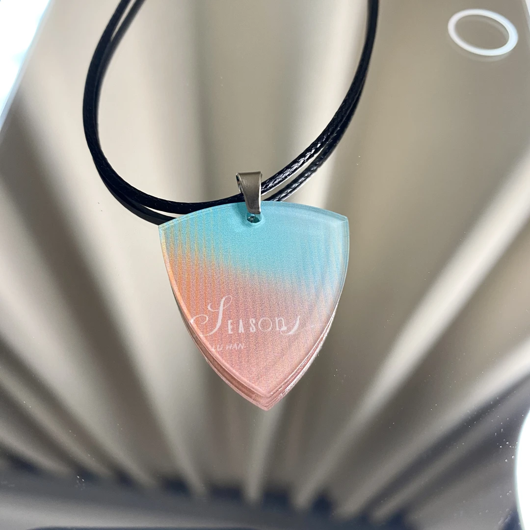 鹿晗周边Seasons吉他拨片项链应援配饰专辑徽章演唱会挂饰物料