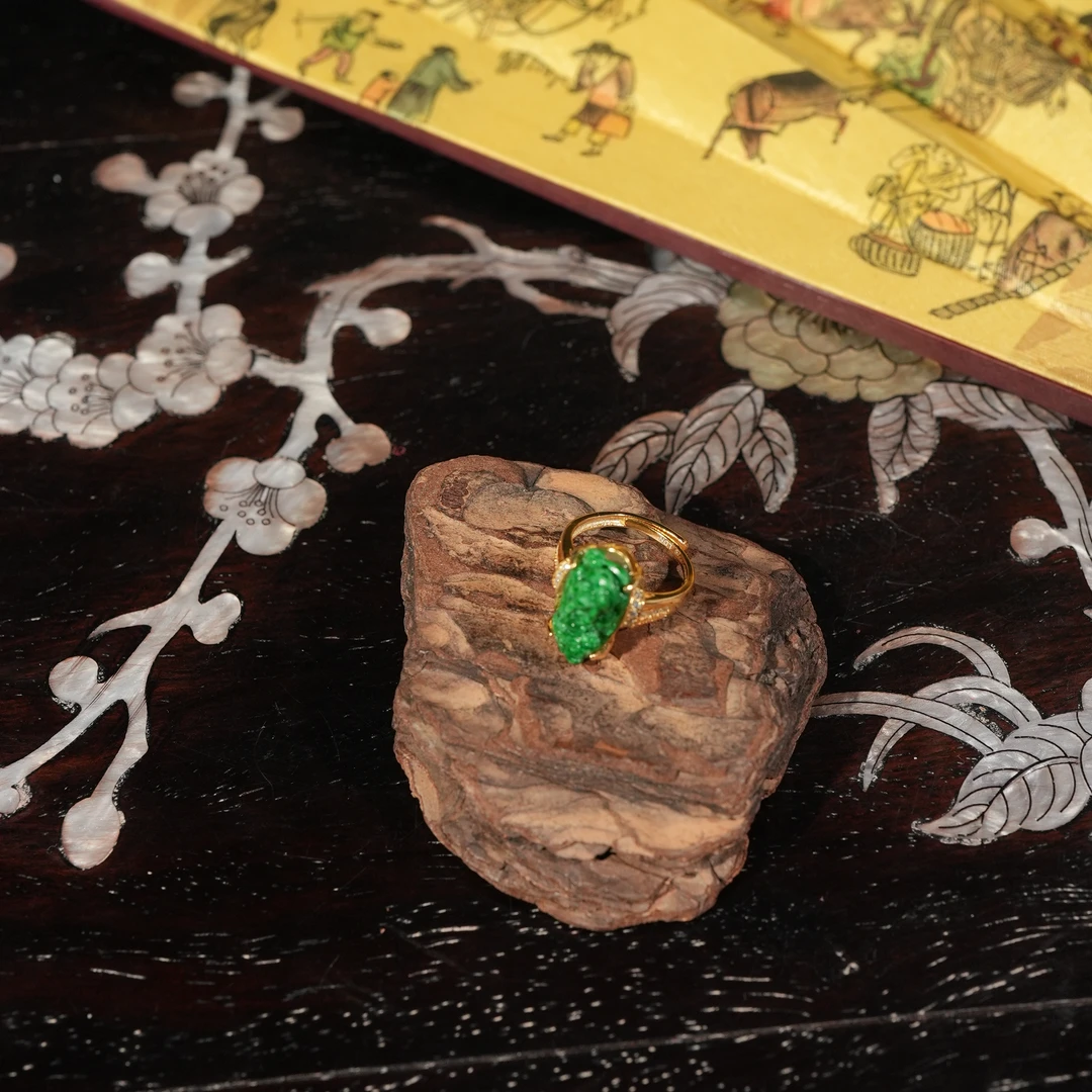 3.10香港王老板-翡翠镶嵌戒指6y264