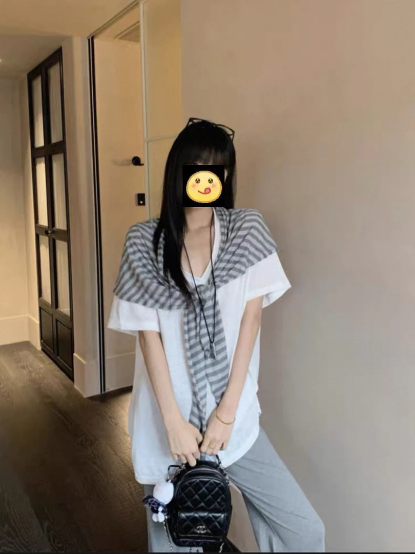 【冯七七】女夏2025松弛感v领白色宽松短袖t恤