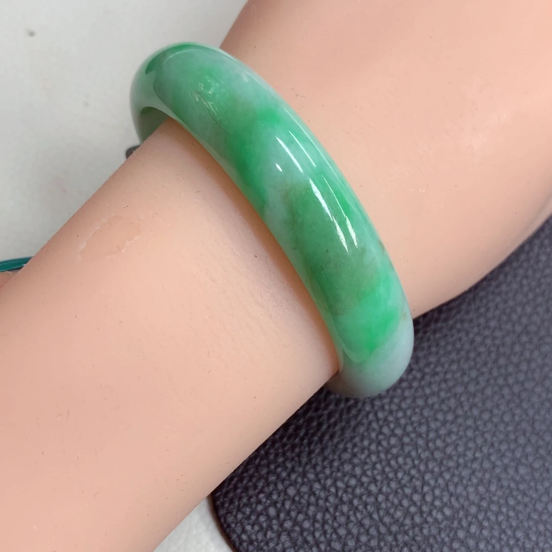 翡翠手镯未镶嵌缅甸