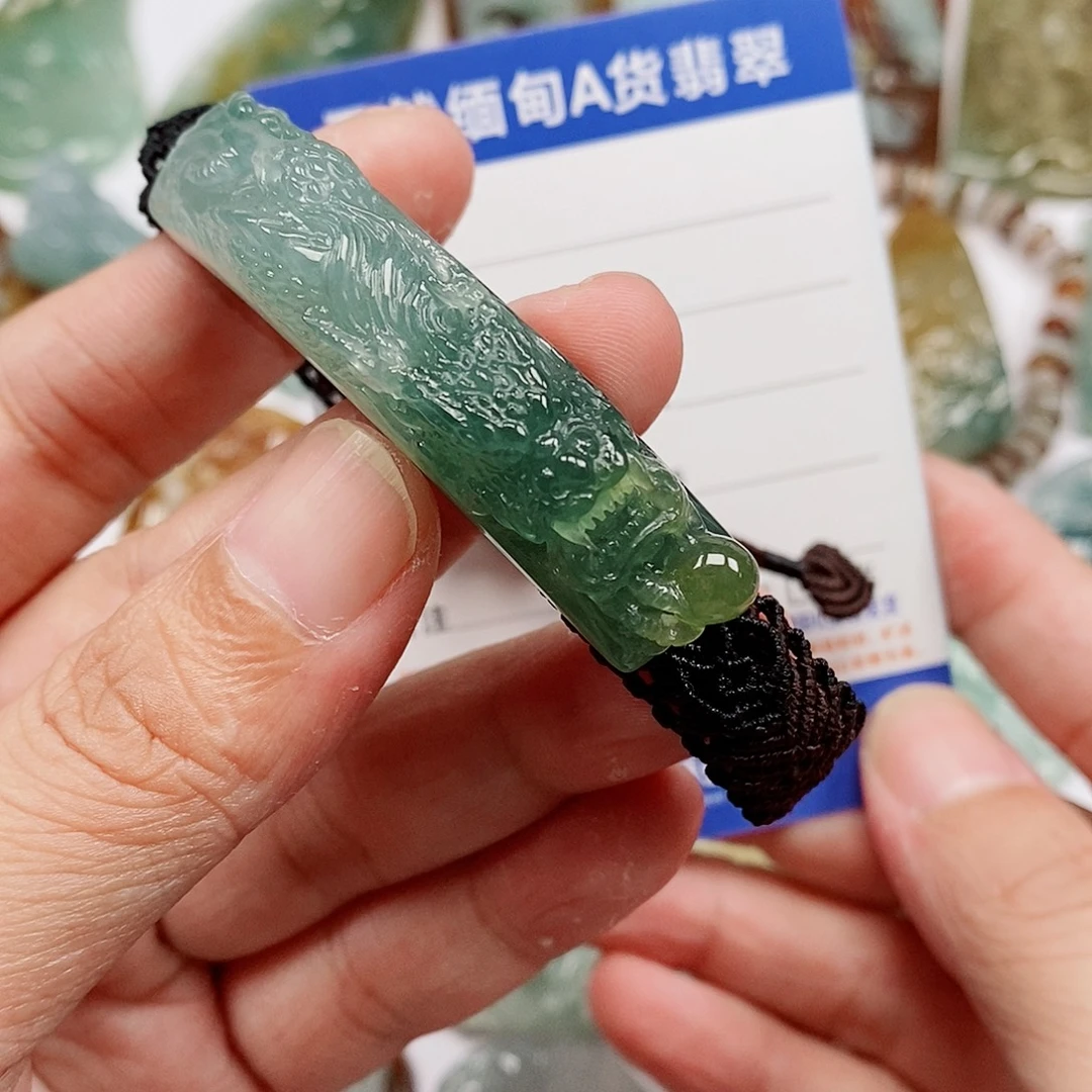 翡翠未镶嵌颈饰龙手牌