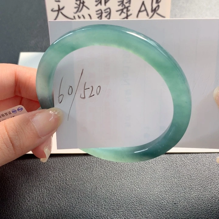 翡翠手镯未镶嵌天然翡翠