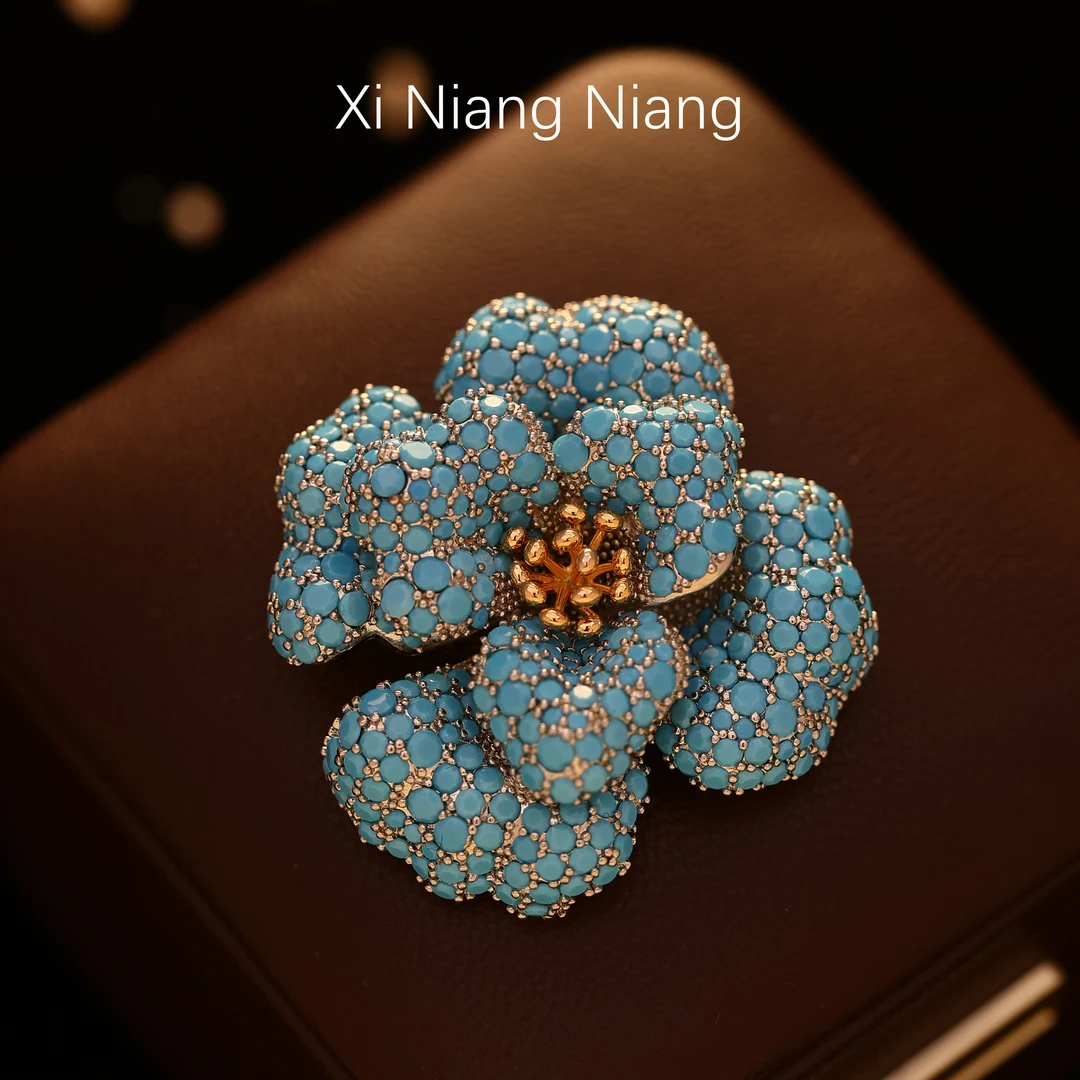 合金仿水晶胸针 澜七-蓝松山茶花时尚简约优雅大气-S3865