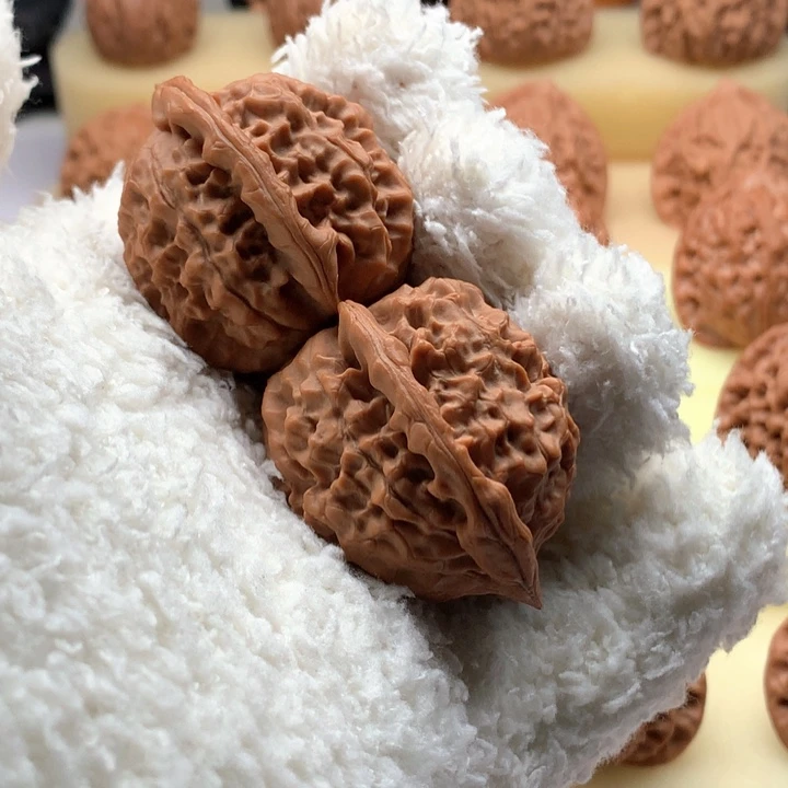 文玩核桃吊坠红星虎