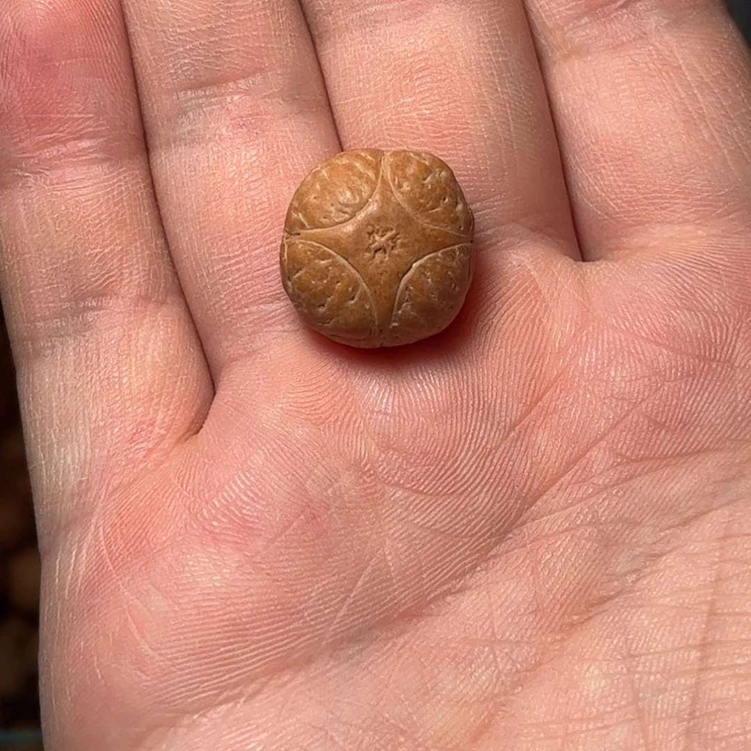 桃核吊坠18mm麒麟眼，开孔不退，偏远不包