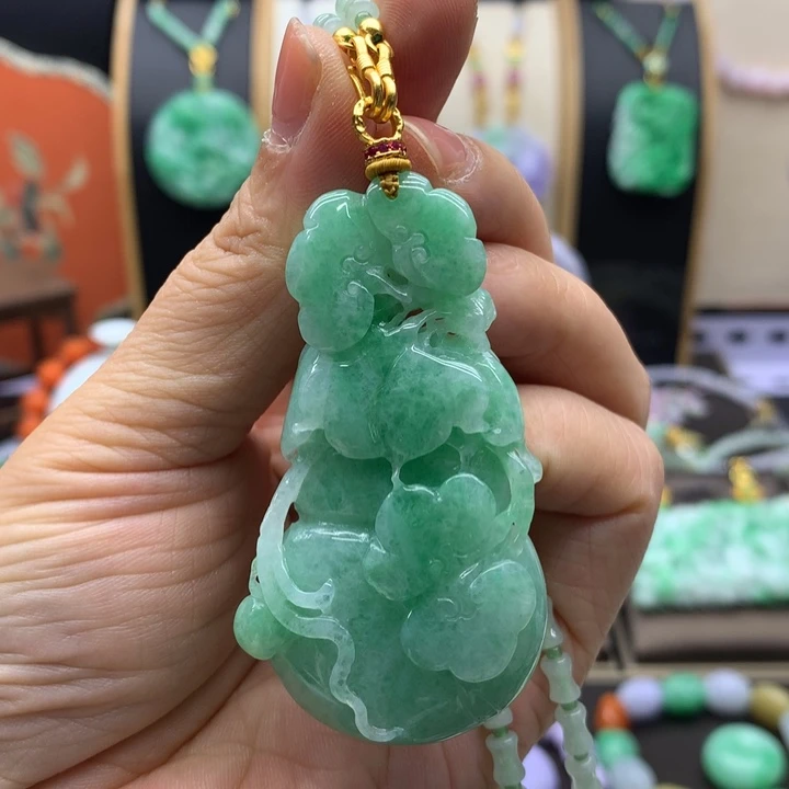 翡翠未镶嵌吊坠(赠链)