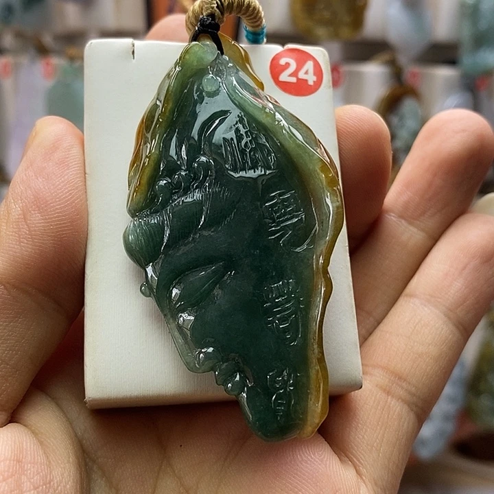 翡翠未镶嵌颈饰每天