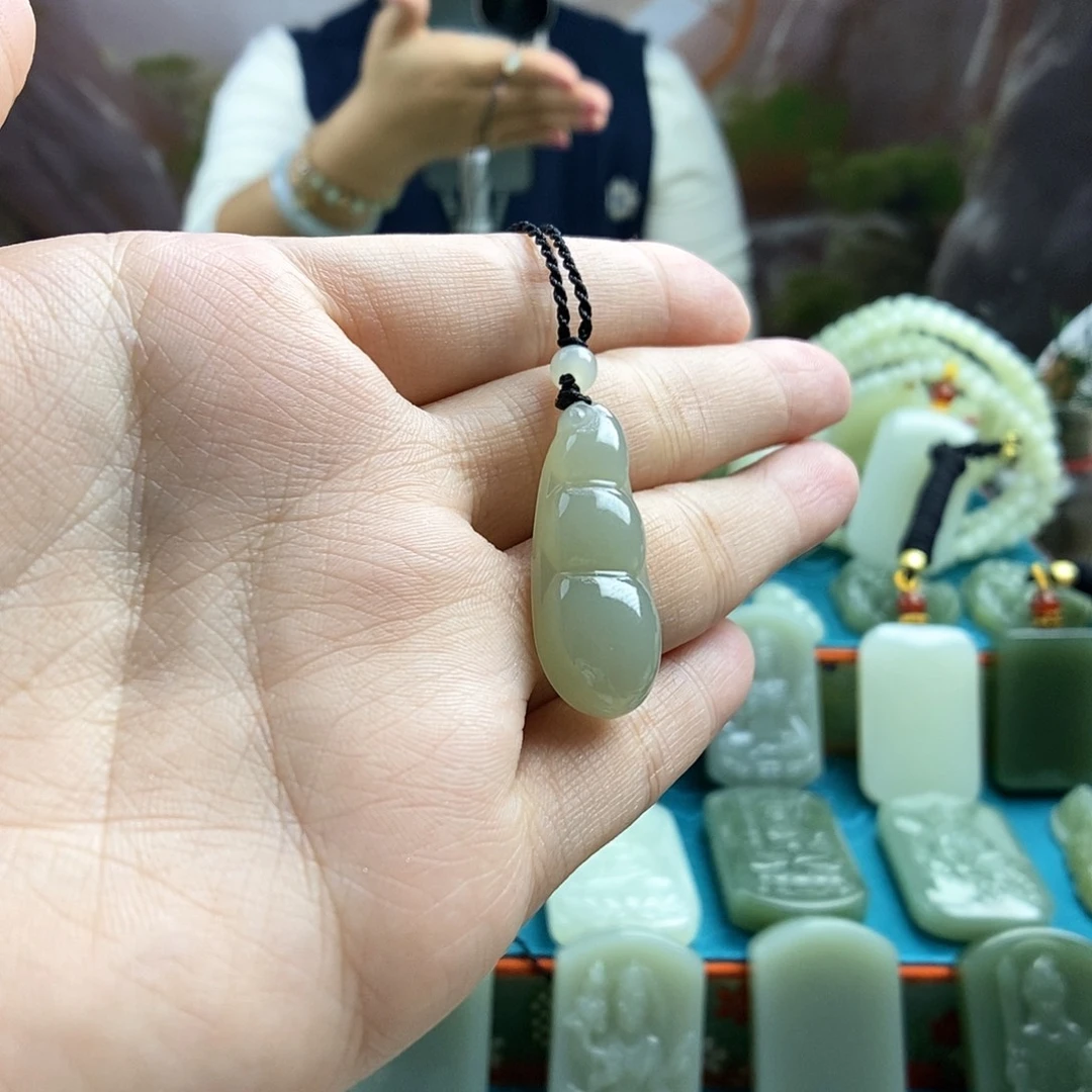 和田玉未镶嵌颈饰福豆