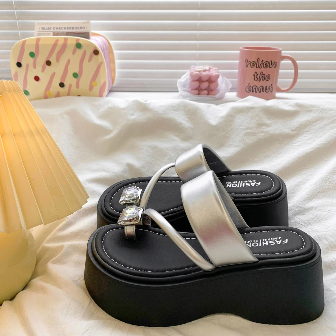 厚底增高水钻套趾凉拖鞋女夏季外穿2025新款时尚高级感不累脚凉鞋