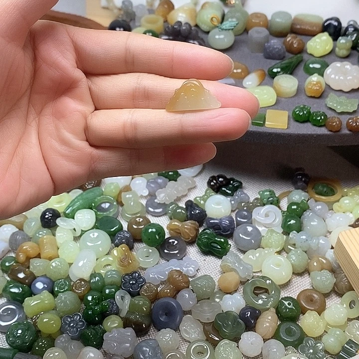 未镶嵌和田玉挂件日照金山