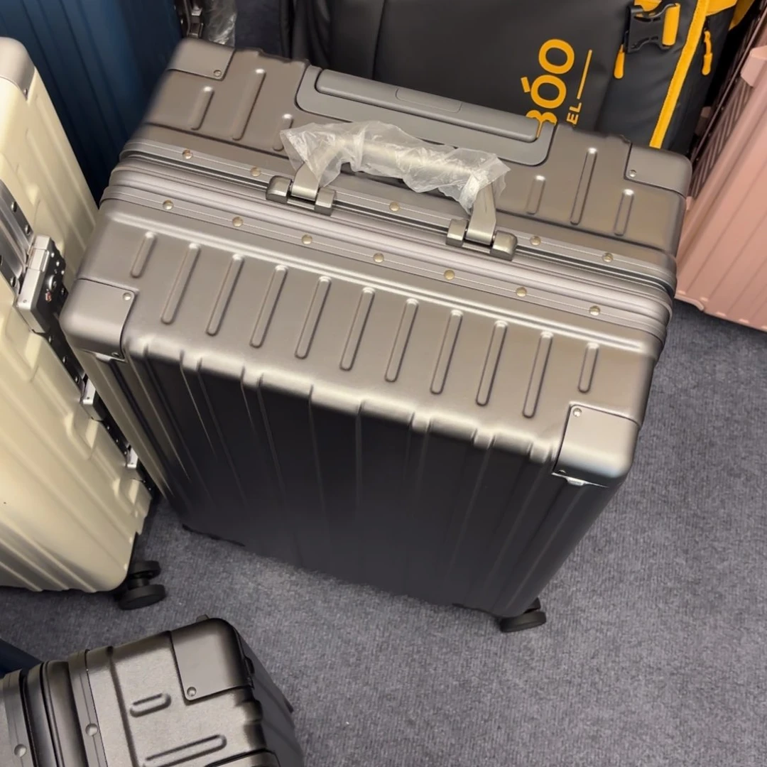 铝框24寸灰拉杆箱