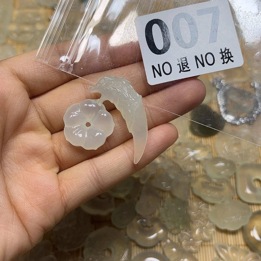 岫玉未镶嵌颈饰吊坠