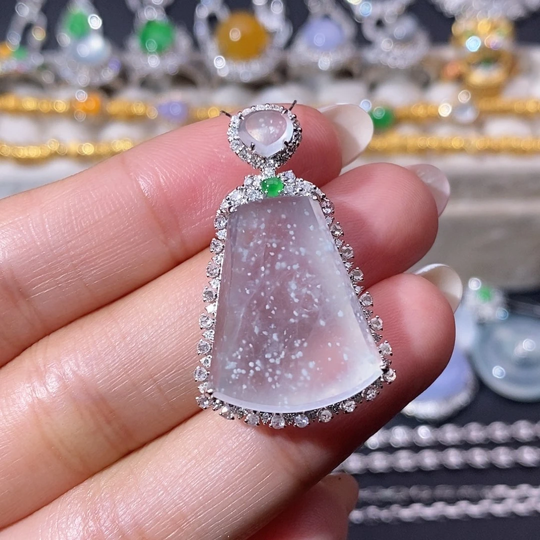 翡翠18K金镶嵌颈饰吊坠