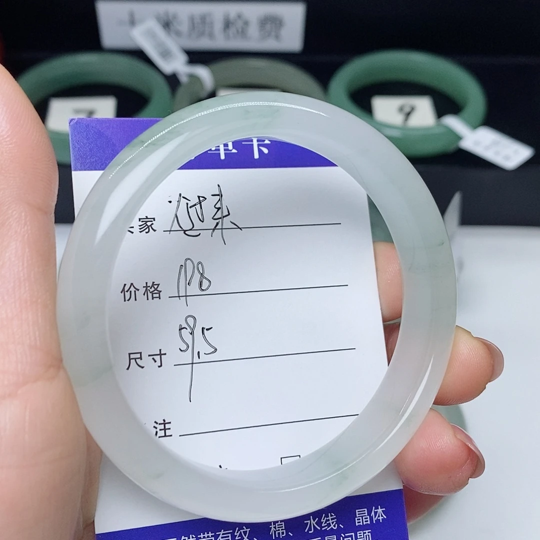 人***来石英质玉未镶嵌手镯