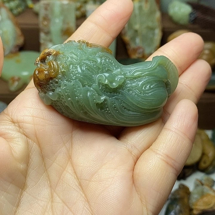 会***蛙颈饰未镶嵌岫岩河磨玉（透闪石质玉）