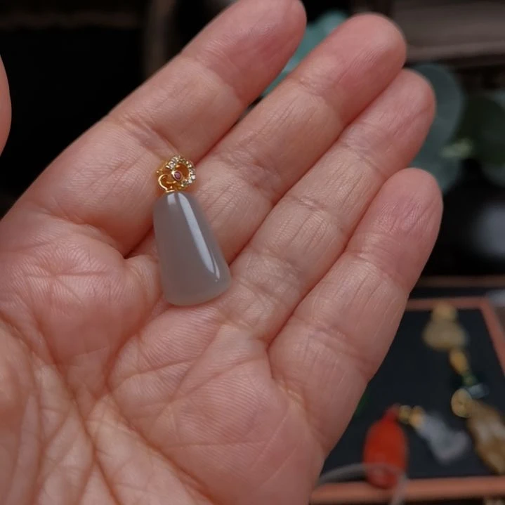 和田玉颈饰银S925镶嵌糖**脊