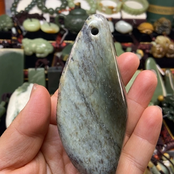 未镶嵌岫岩河磨玉（透闪石质玉）把件