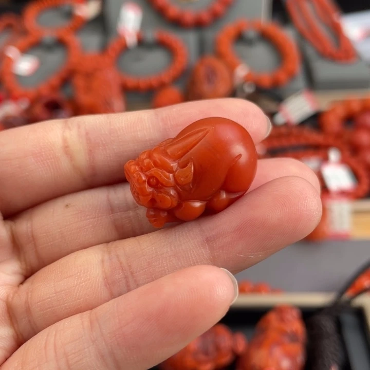 南红玛瑙未镶嵌雕刻貔貅