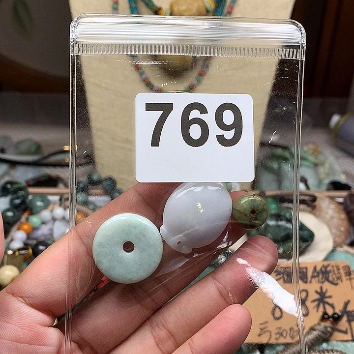 翡翠颈饰未镶嵌飞*翡翠