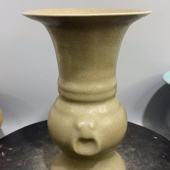 龙泉窑花觚瓶造型美观