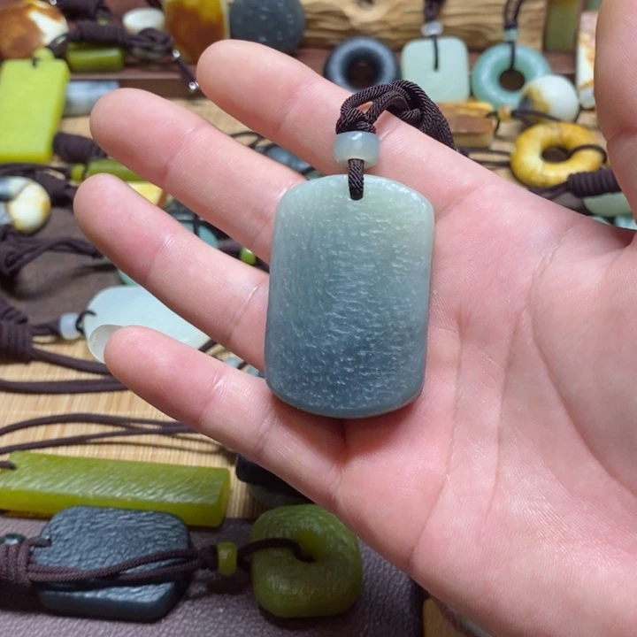 蛇纹石玉挂件未镶嵌俏*担