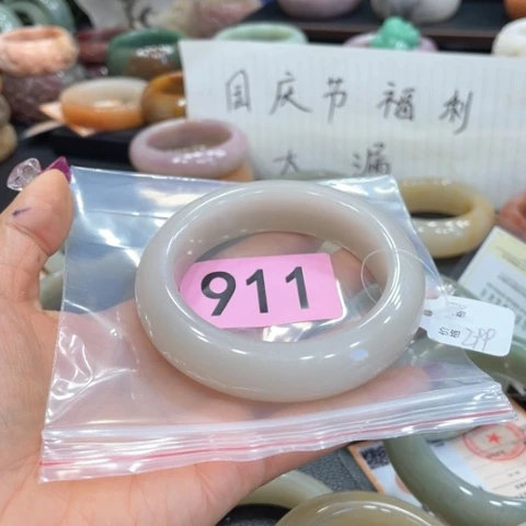 未镶嵌手镯石英质玉