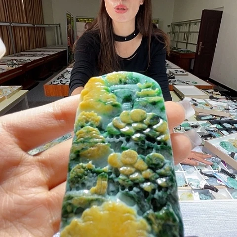 翡翠未镶嵌颈饰一个