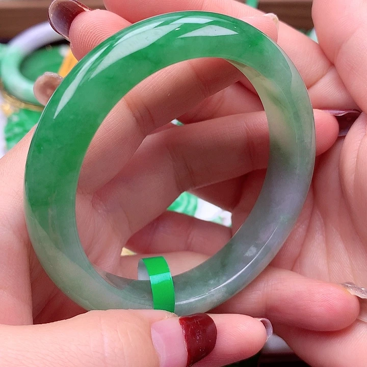 翡翠手镯未镶嵌翡翠