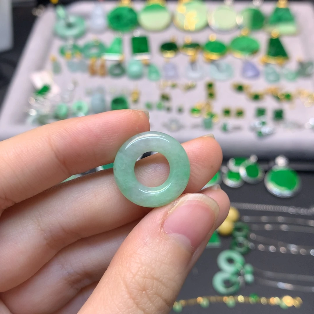 （***星翡翠未镶嵌颈饰有纹裂