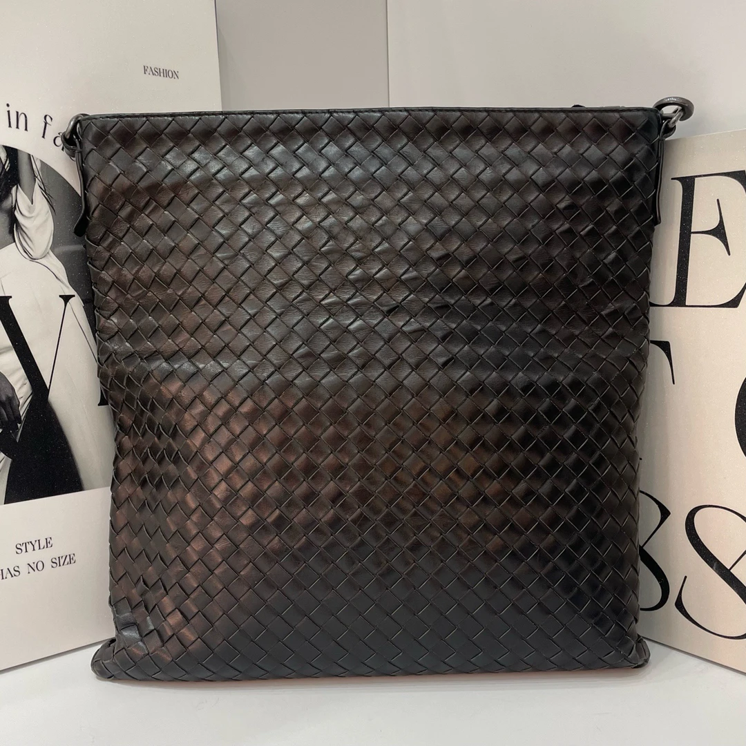 99新 BOTTEGA VENETA/葆蝶家 BV 男士黑色编织斜挎包F16000217