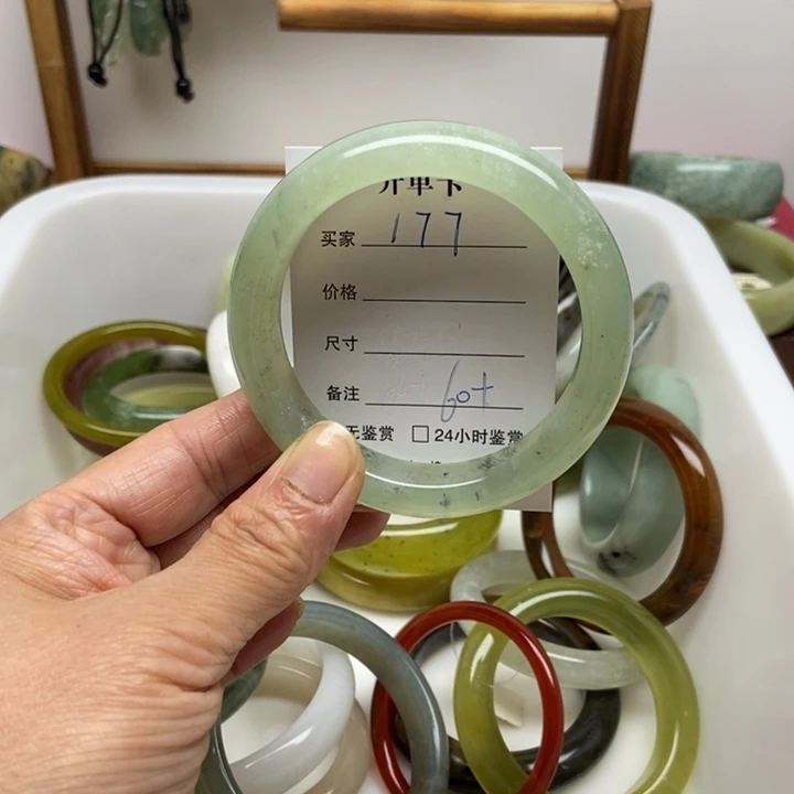 蛇纹石玉未镶嵌手镯