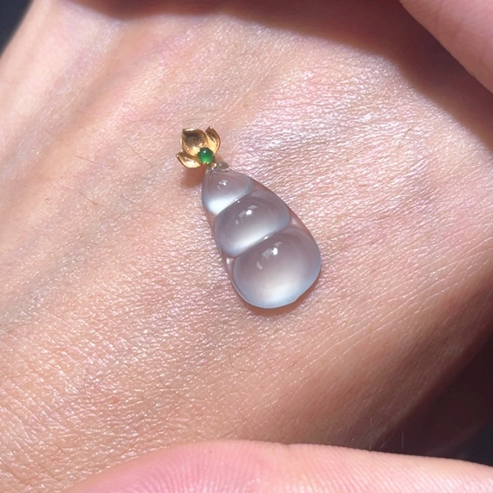 多***活翡翠18K金镶嵌颈饰福豆