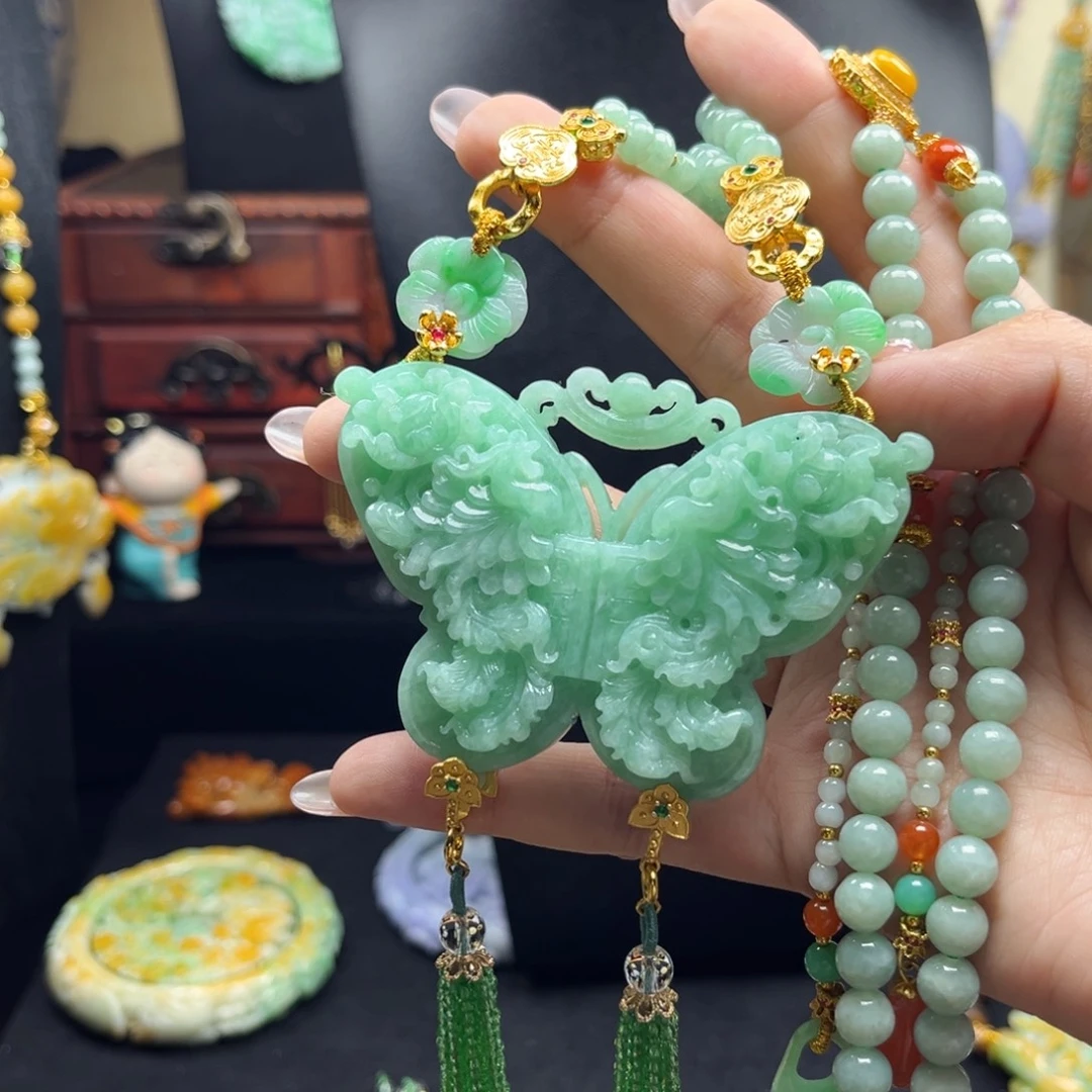 形***师颈饰未镶嵌翡翠冰
