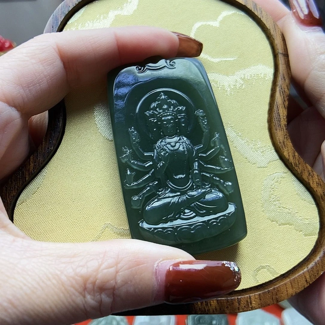 颈饰未镶嵌和田玉属鼠佩戴千手观音