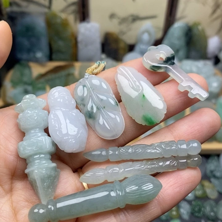 翡翠未镶嵌颈饰吊坠一个