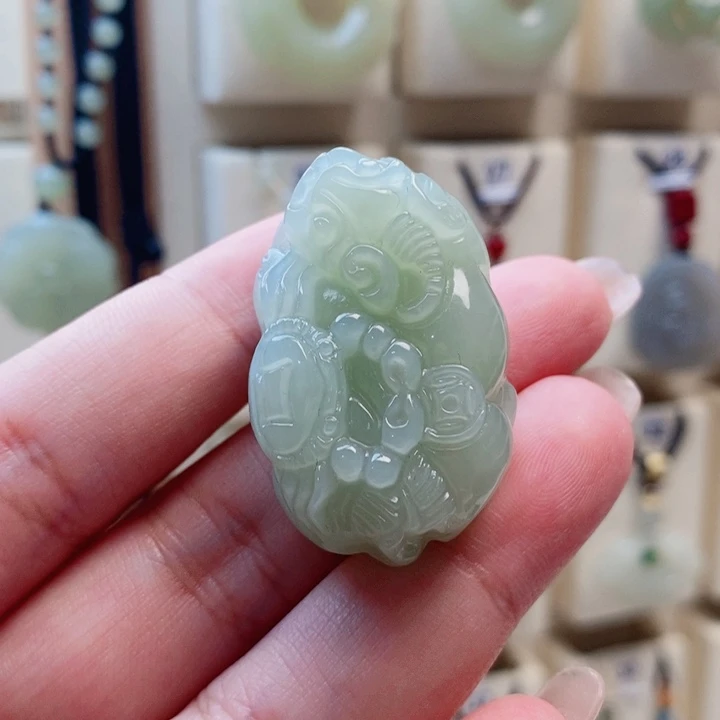 小***九和田玉未镶嵌颈饰