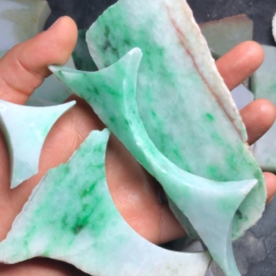 抽***天翡翠未镶嵌颈饰裸石