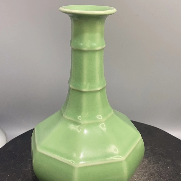 龙泉窑玄纹瓶造型美观
