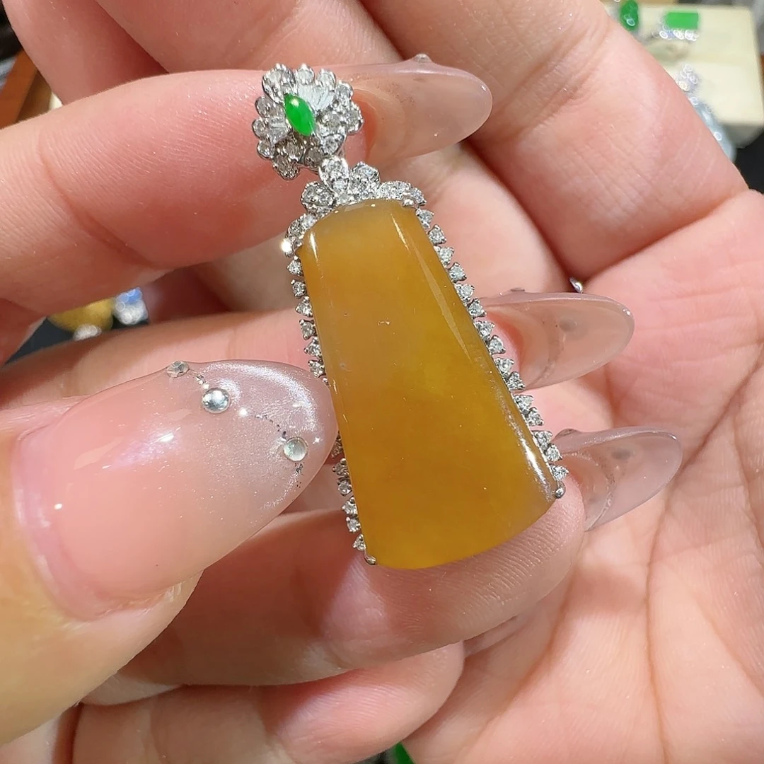 【闪购商品】颈饰18K金镶嵌翡翠