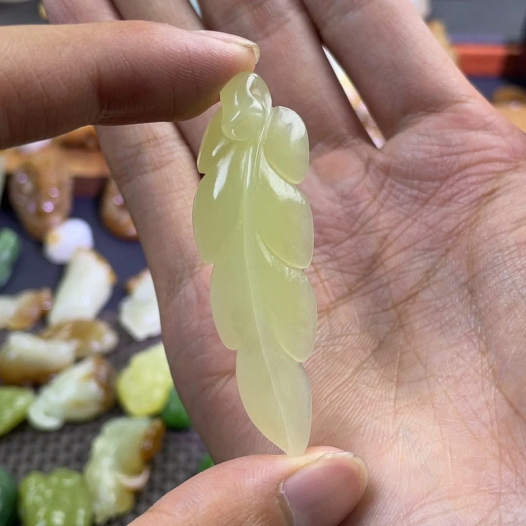 颈饰未镶嵌和田玉黄口树叶