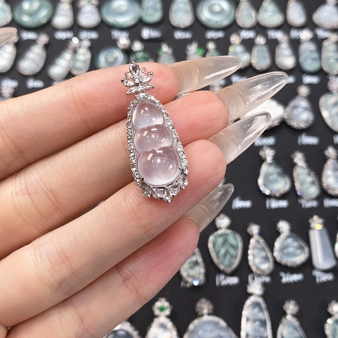 文****翡翠18K金镶嵌颈饰