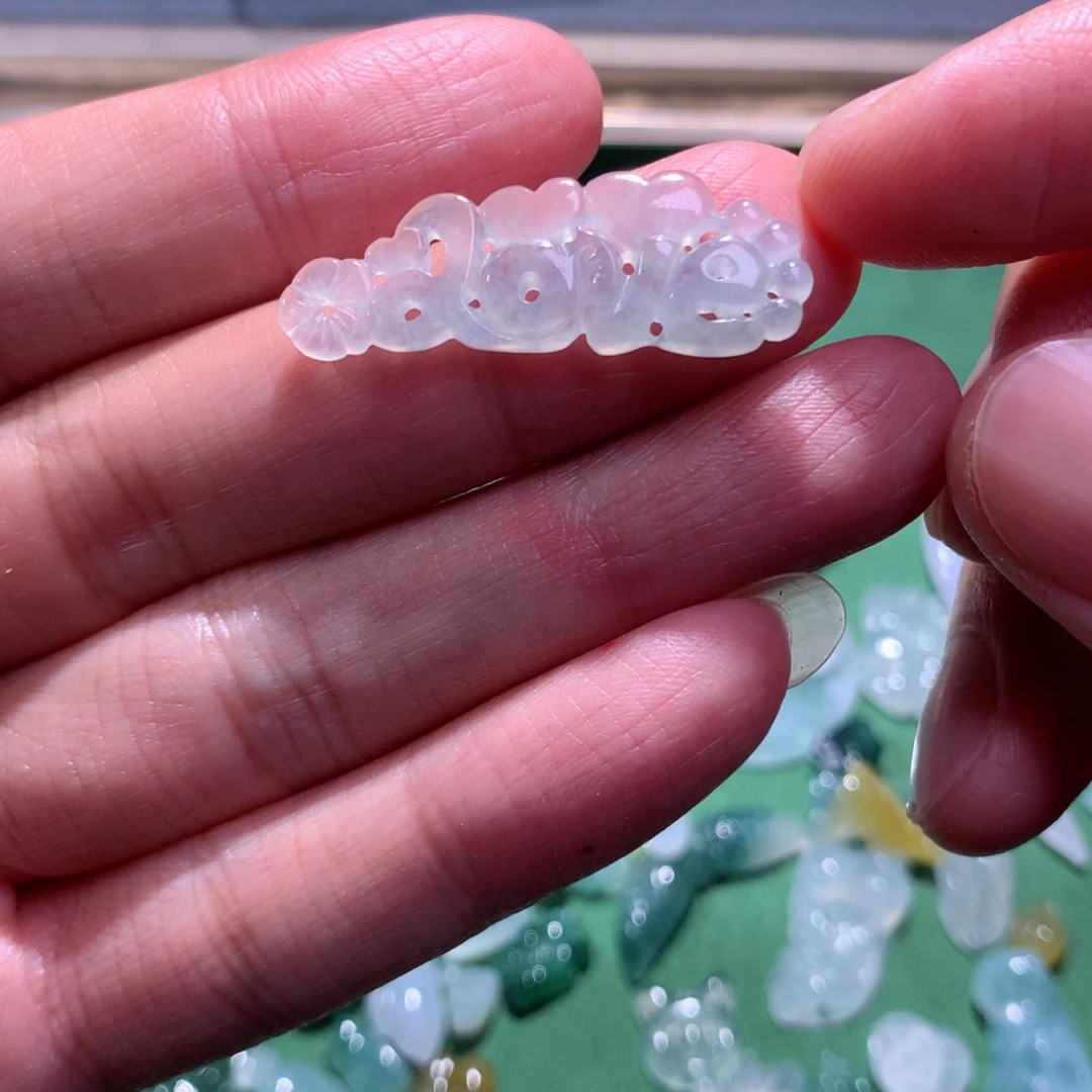 翡翠未镶嵌颈饰Love