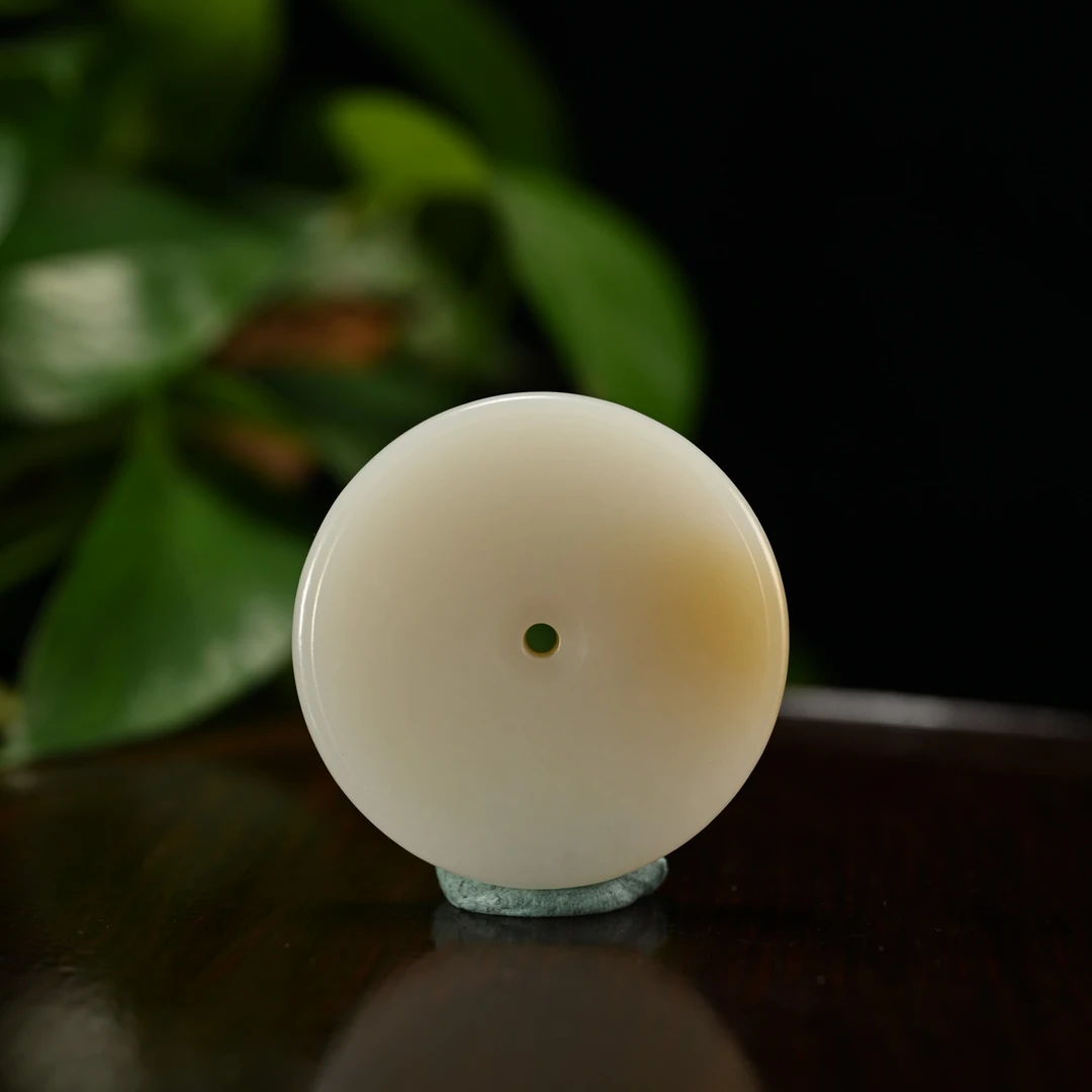 lot8812 25YU110152和田玉且末糖平安扣挂件/匡时