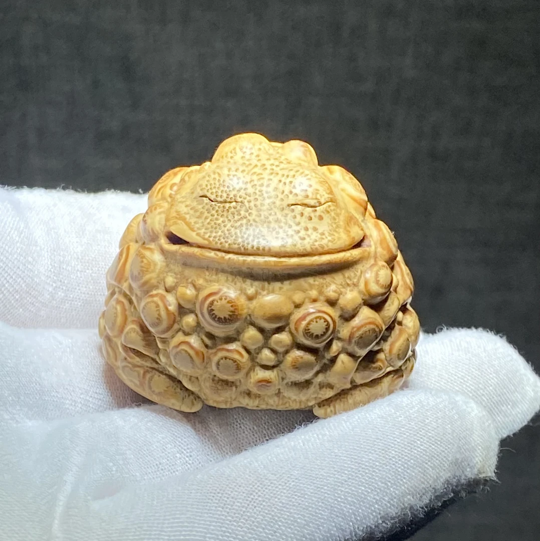 竹雕刻文玩金蟾，纯手工制作、独特风格