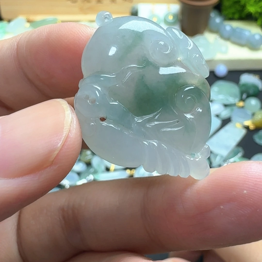 翡翠未镶嵌颈饰如意