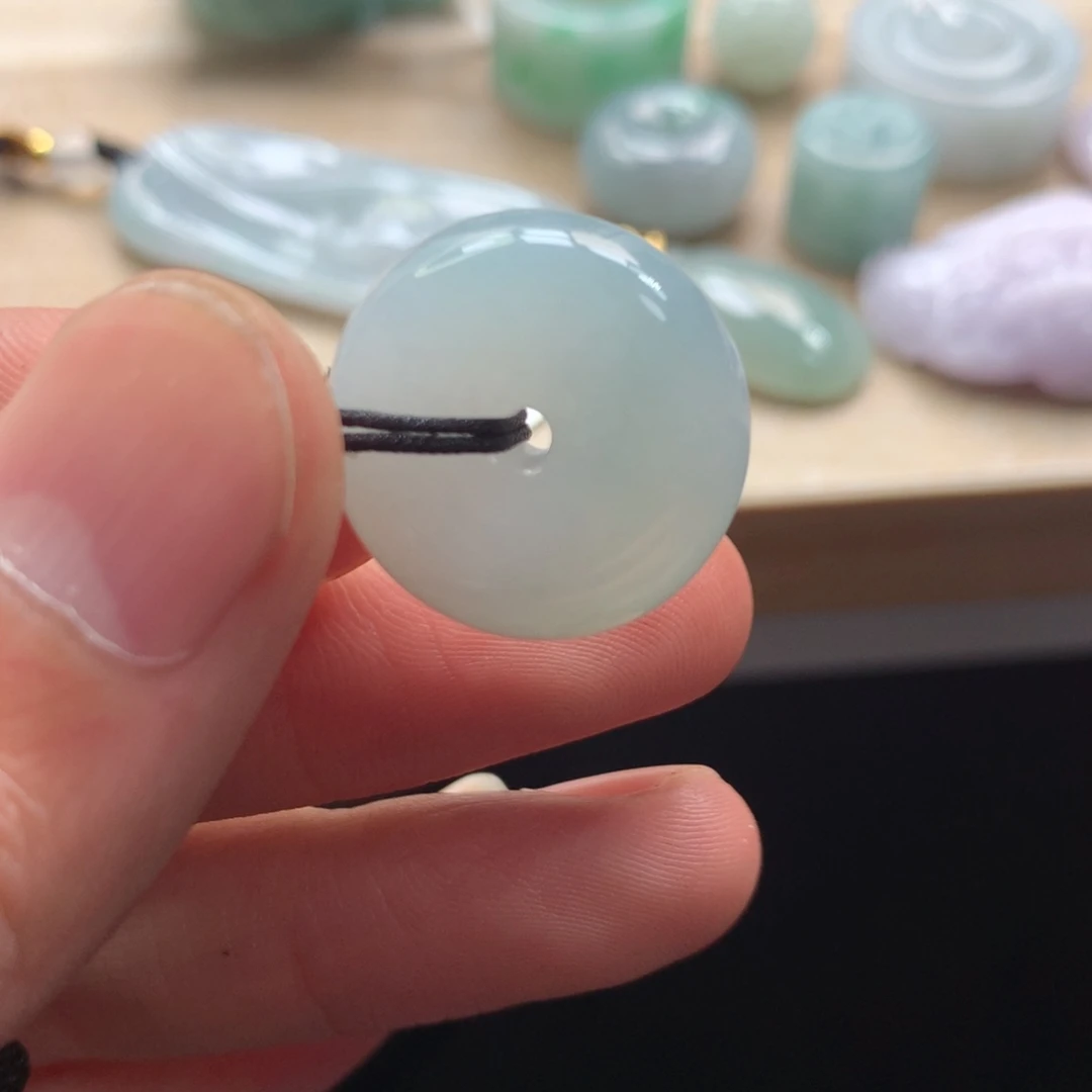 颈饰未镶嵌翡翠?**，吊坠