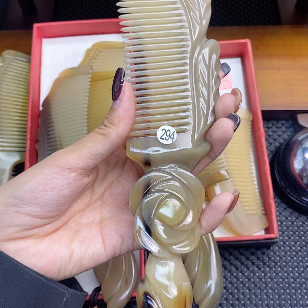 纯手工制作纯牛角梳子黑水宽齿玫*?