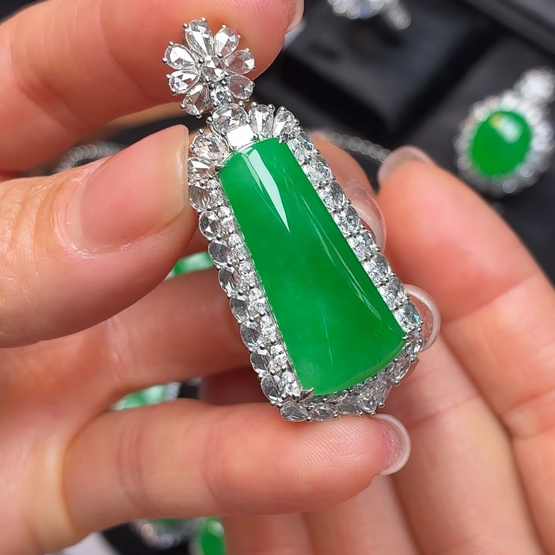 翡翠18K金镶嵌颈饰