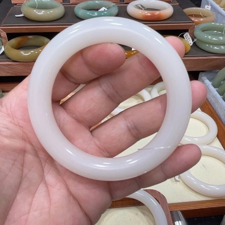 石英质玉手镯未镶嵌小*子