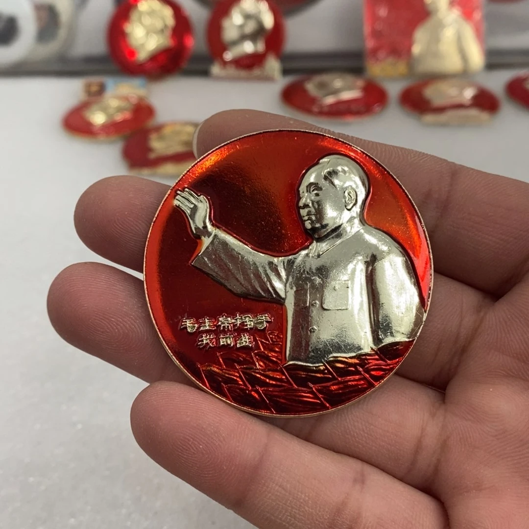 铝红色纪念章挥手我前进